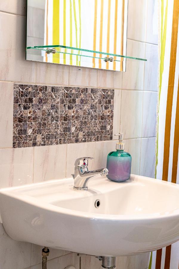 Ritsinia Apartments เอยิโอ ภายนอก รูปภาพ